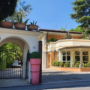 https://la-villa-desenzano-rooms.it-lombardy.com